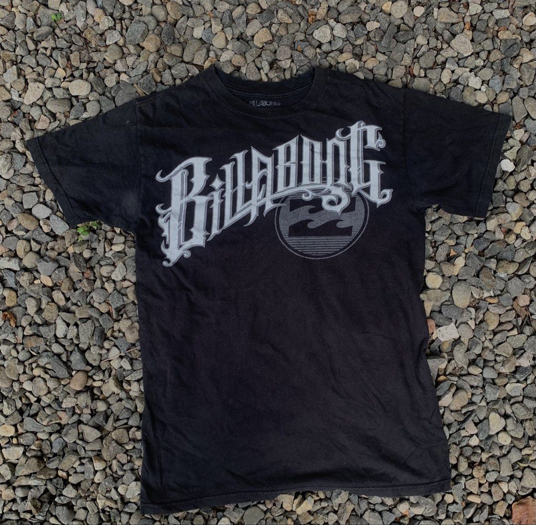 Billabong Black Graphic T-Shirt (Category: Tshirts & Polo Shirts ) located in Bacolod City. Submitted by lazythrifts (Listing ID 1468728649, Image 1). Description: - Brand: Billabong - Color: Black - Size: Large - Material: Soft, broken-in cotton - Design: Distressed white logo script across chest - Fit: Regular fit with classic crew neck and short sleeves - Condition: Great casual shirt for daily wear.