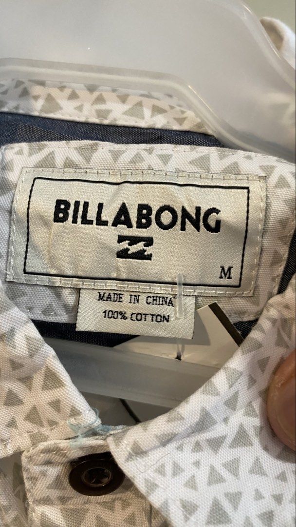 BILLABONG Geometric Triangle Print Button Down Polo – Men’s (White) (Category: Tshirts & Polo Shirts ) located in Lucena. Submitted by ojfinds (Listing ID 1468760134, Image 3). Description: ‼️FOR SALE‼️ BILLABONG Geometric Triangle Print Button Down Polo – Men’s (White) • Size: Medium (W21 L28) • Condition: Excellent / No issues Available. Message for details..