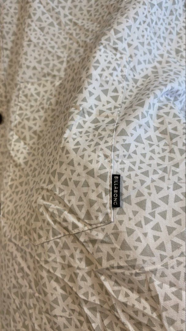 BILLABONG Geometric Triangle Print Button Down Polo – Men’s (White) (Category: Tshirts & Polo Shirts ) located in Lucena. Submitted by ojfinds (Listing ID 1468760134, Image 2). Description: ‼️FOR SALE‼️ BILLABONG Geometric Triangle Print Button Down Polo – Men’s (White) • Size: Medium (W21 L28) • Condition: Excellent / No issues Available. Message for details..