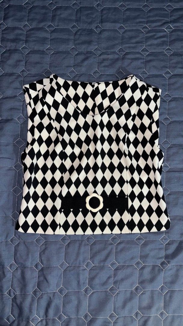 Black and White Diamond Pattern Crop Top with Belt (Category: Sleeveless) located in Manila. Submitted by itz_zy (Listing ID 1468855015, Image 1). Description: - Design: Black and white diamond pattern crop top - Fit: Sleeveless cut with a flattering scoop neckline - Length: Short, hits right around the waist - Includes: Black waist belt with a trendy white flower-shaped buckle - Details: Clean pattern alignment and visible size tag near the inne