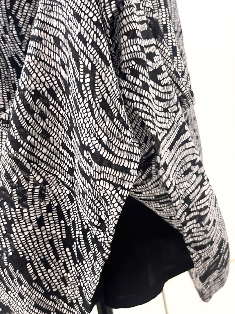 Black and white patterned sleeveless V-neck dress (Category: Dresses) located in Cabanatuan. Submitted by chinmndz (Listing ID 1468747783, Image 3). Description: Prices are negotiable !! ദ്ദി(˵ •̀ ᴗ - ˵ ) ✧ Feel free to ask for more details. - Large-XL - Stylish black and white abstract pattern midi dress - Sleeveless cut with an elegant V-neckline - Cute decorative pearl button pendant accent at the collar - Lightweight fabric with a beautiful, 