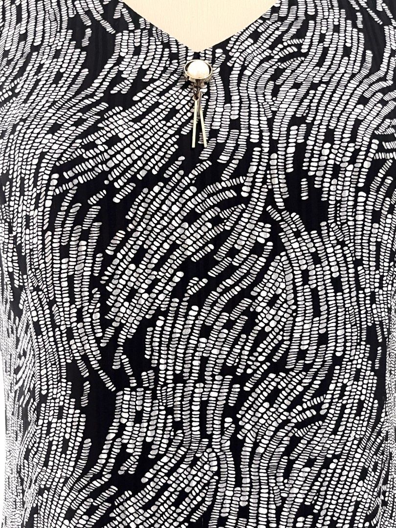 Black and white patterned sleeveless V-neck dress (Category: Dresses) located in Cabanatuan. Submitted by chinmndz (Listing ID 1468747783, Image 2). Description: Prices are negotiable !! ദ്ദി(˵ •̀ ᴗ - ˵ ) ✧ Feel free to ask for more details. - Large-XL - Stylish black and white abstract pattern midi dress - Sleeveless cut with an elegant V-neckline - Cute decorative pearl button pendant accent at the collar - Lightweight fabric with a beautiful, 