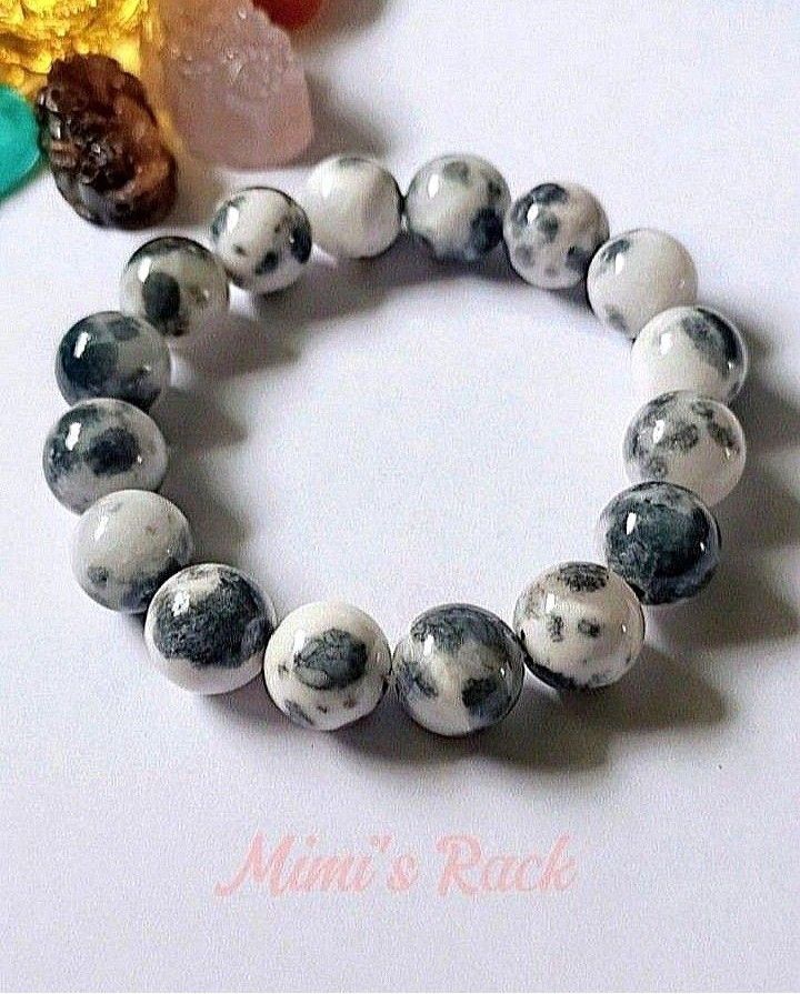 Black and White Rice Jade (Category: Bracelets) located in Taguig. Submitted by mimisrack (Listing ID 1468914558, Image 1). Description: 🤍⚖️ Balance & Harmony — the black and white combination represents balance between contrasting energies. 🧘 Peace & Calmness — white jade symbolizes tranquility, clarity, and inner peace. 🍀 Good Luck & Fortune — jade is traditionally cherished as a symbol of blessings and good fortune. 💰 Prosperity & Abundanc