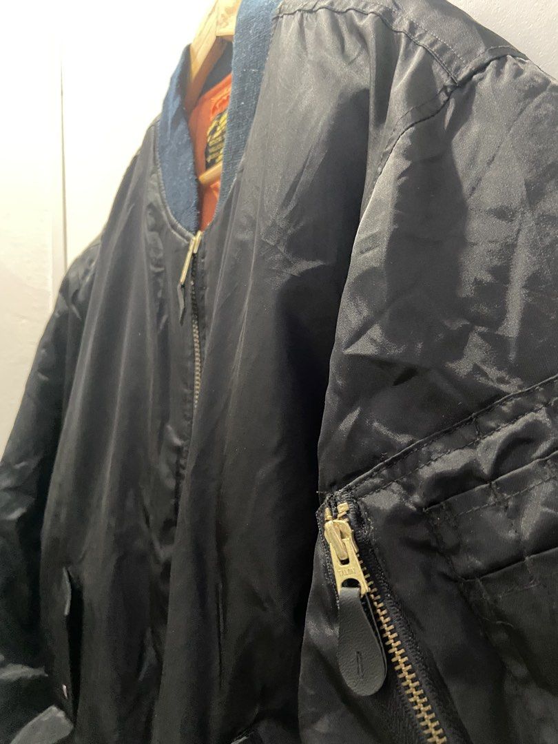 Black bomber jacket (ClipPlain) (Category: Coats, Jackets and Outerwear) located in Tukuran. Submitted by retrothrifter88 (Listing ID 1468795698, Image 3). Description: 24x28 Large -XL.