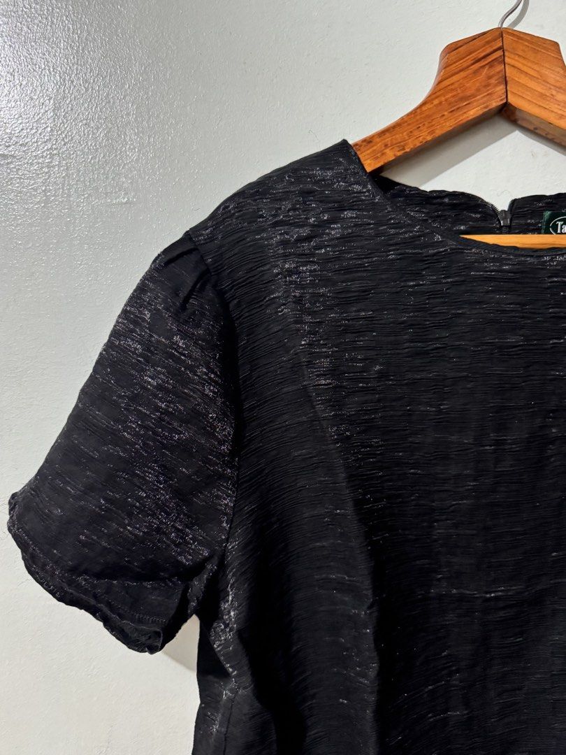 Black boxy blouse (Category: Blouses) located in Pateros City. Submitted by thetidyfind (Listing ID 1468830660, Image 2). Description: Small to medium.
