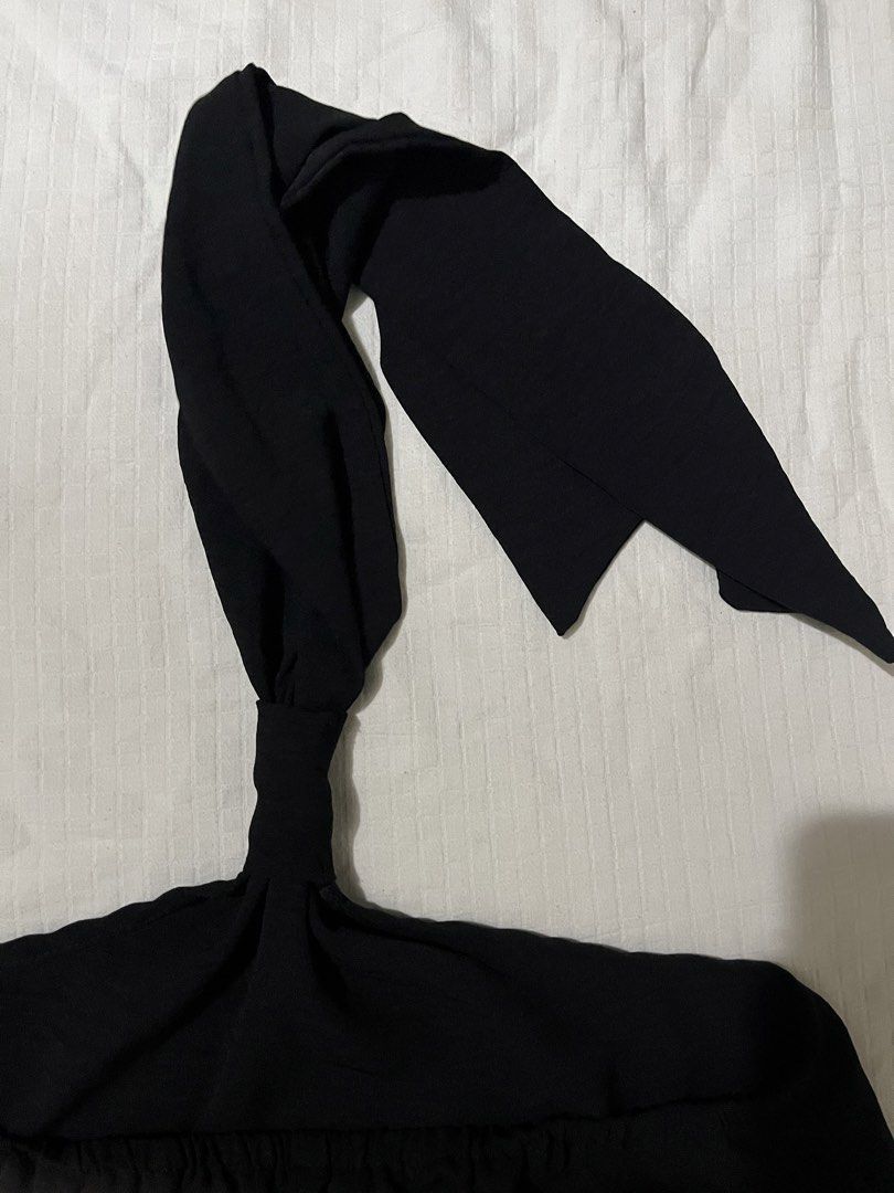 Black Halter Top with Tie Neck (Category: Sleeveless) located in Quezon City. Submitted by earthtodior (Listing ID 1468733504, Image 2). Description: - Color: Solid black - Style: Halter neck top with self-tie straps - Details: Chic gathering along the neckline - Fabric: Light and flowy drape - Versatility: Great for casual days or nights out; pairs easily with high-waisted jeans or skirts - Condition: Clean and well-maintained.