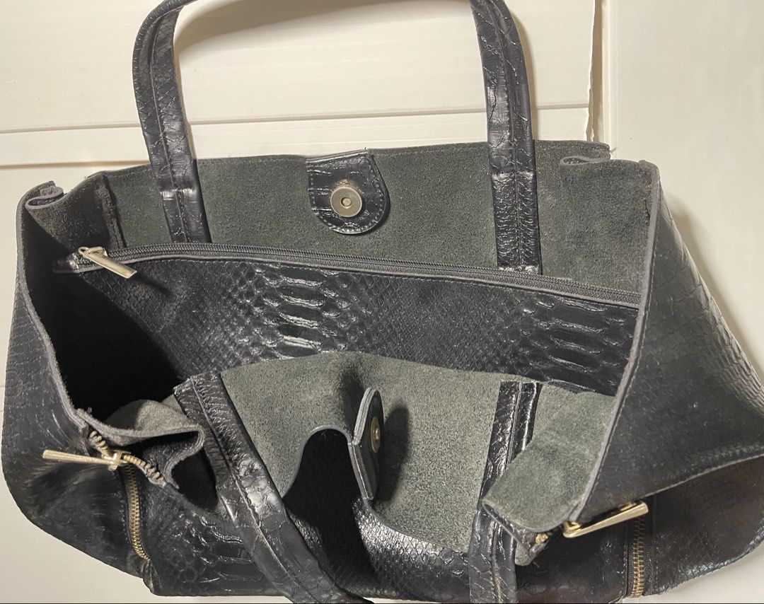Black leather bag (Category: Tote Bags) located in Mandaluyong City. Submitted by coolmeybab (Listing ID 1468732087, Image 2). Description: Vintage all leather bag With removable purse with the same material Slightly used 17 x 10 x 6 inches.