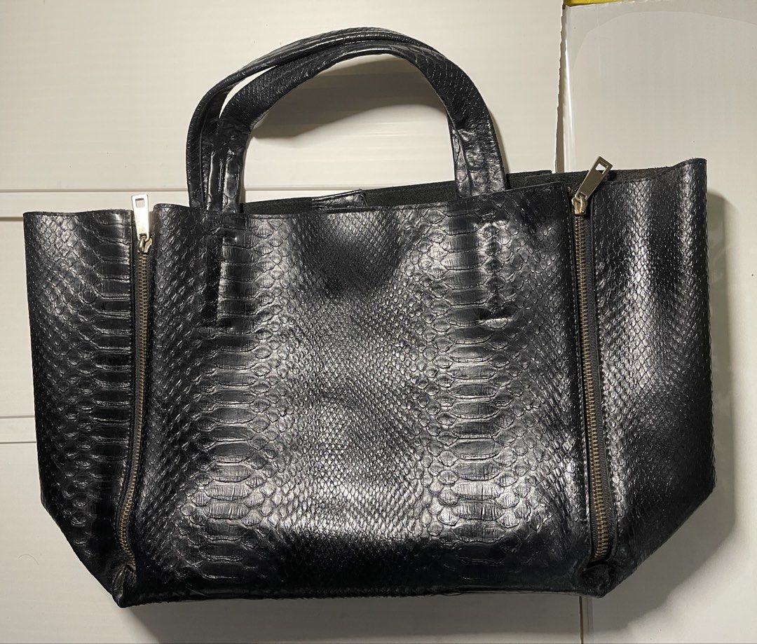 Black leather bag (Category: Tote Bags) located in Mandaluyong City. Submitted by coolmeybab (Listing ID 1468732087, Image 1). Description: Vintage all leather bag With removable purse with the same material Slightly used 17 x 10 x 6 inches.