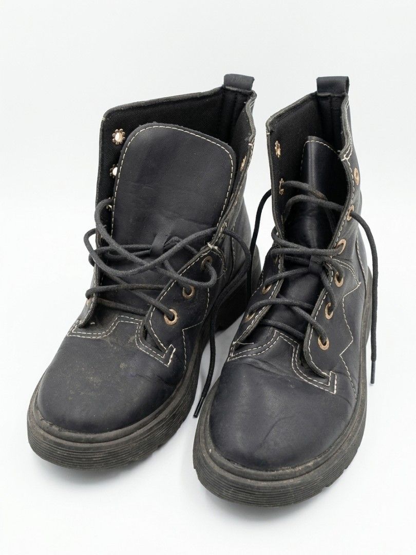 black leather utility combat boots with white contrast stitching (Category: Boots) located in Rosario. Submitted by prelovedsalebymrse (Listing ID 1468857865, Image 2). Description: Lace-Up Combat Ankle Boots Condition: Preloved (gently used with tons of life left!) SIZE 36 Message directly to claim before they're gone! 🛒 #PrelovedPH #ThriftFindsPH #CombatBoots #ContrastStitching #BlackBoots #GrungeStyle #AltFashion #StreetwearFashion #ShoesForS