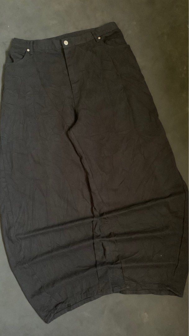 Black Maxi Skirt Long Straight Cut (Category: Jeans) located in Valencia. Submitted by davehandpicked (Listing ID 1468829914, Image 2). Description: - Style: Straight-cut black maxi skirt - Length: Ankle-length, long fit - Details: Clean minimalist silhouette, waistband with button closure and belt loops - Color: Deep solid black - Condition: Good, with minor wrinkles from storage - Versatile and easy to style for casual or formal wear.