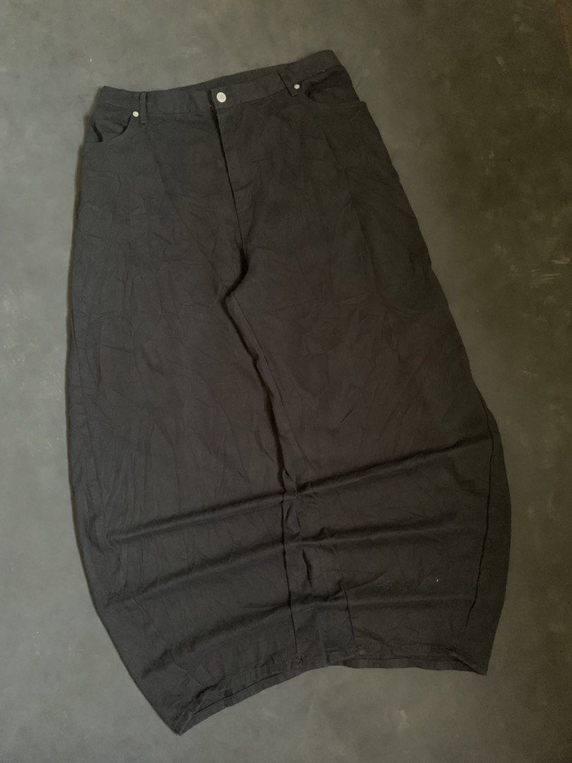 Black Maxi Skirt Long Straight Cut (Category: Jeans) located in Valencia. Submitted by davehandpicked (Listing ID 1468829914, Image 1). Description: - Style: Straight-cut black maxi skirt - Length: Ankle-length, long fit - Details: Clean minimalist silhouette, waistband with button closure and belt loops - Color: Deep solid black - Condition: Good, with minor wrinkles from storage - Versatile and easy to style for casual or formal wear.