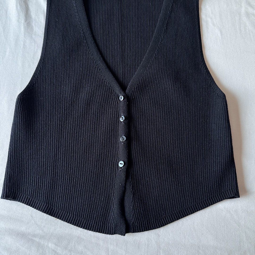 Black Ribbed V Neck Top (Category: Sleeveless) located in San Juan City. Submitted by keep.it.clean (Listing ID 1468821240, Image 3). Description: In perfect condition Black ribbed fabric .