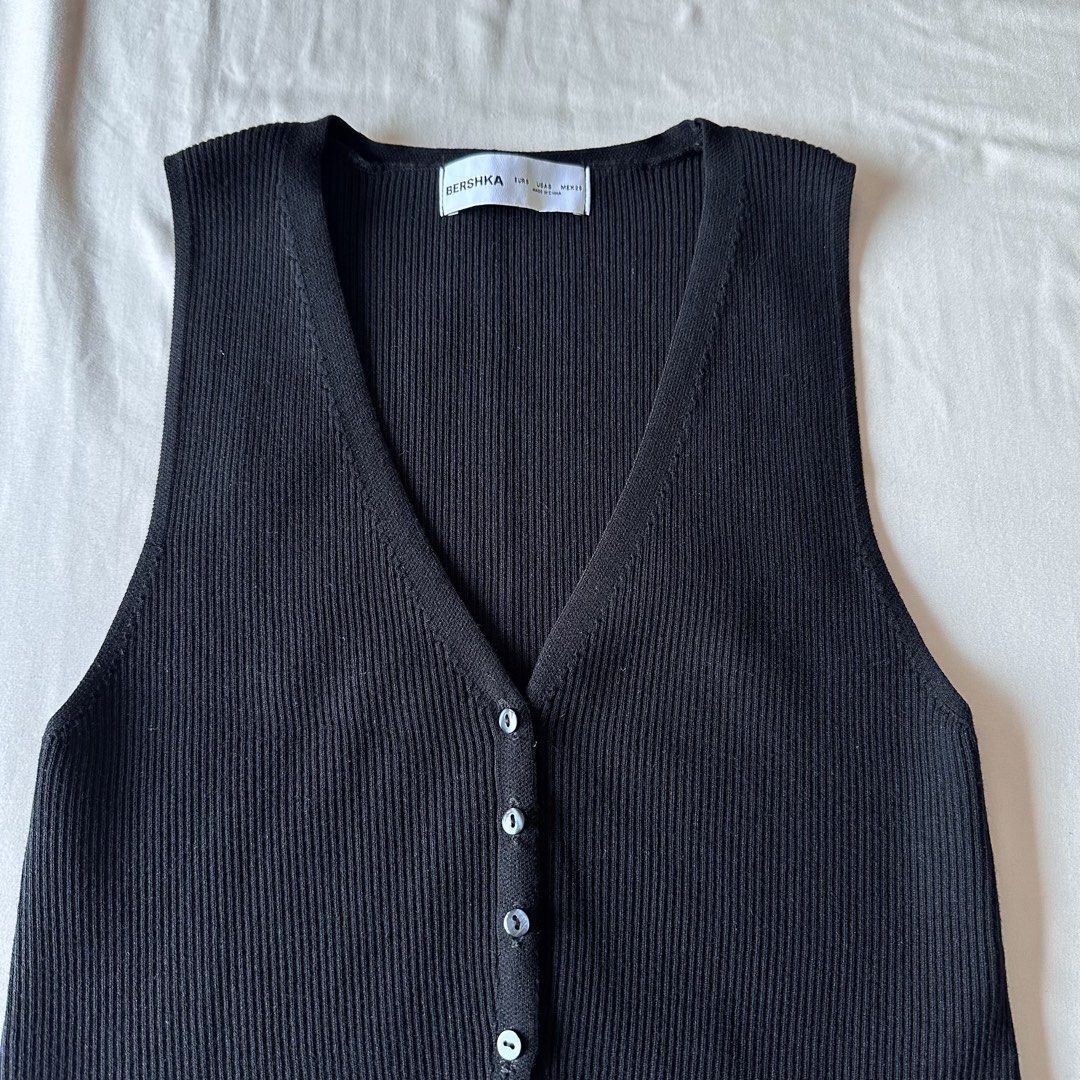 Black Ribbed V Neck Top (Category: Sleeveless) located in San Juan City. Submitted by keep.it.clean (Listing ID 1468821240, Image 2). Description: In perfect condition Black ribbed fabric .