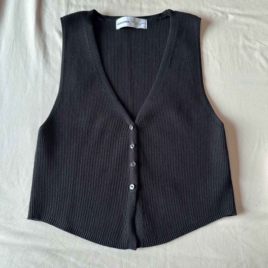Black Ribbed V Neck Top (Category: Sleeveless) located in San Juan City. Submitted by keep.it.clean (Listing ID 1468821240, Image 1). Description: In perfect condition Black ribbed fabric .