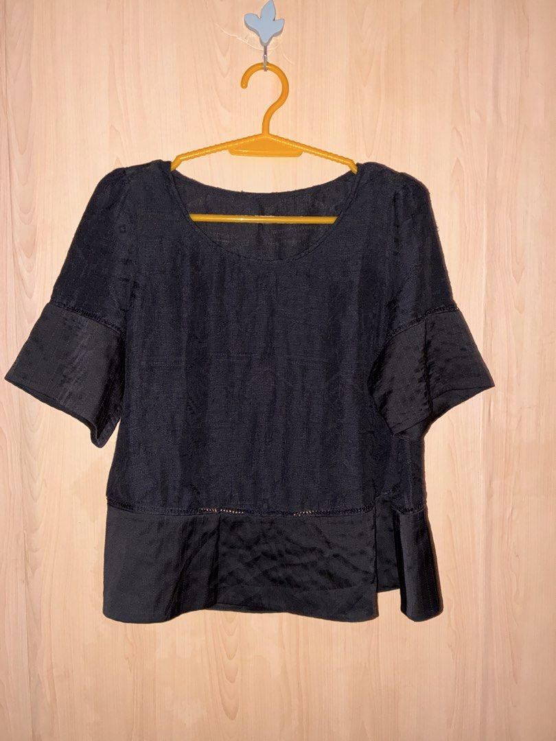 Black short-sleeve patterned blouse with satin hem (Category: Blouses) located in Placer. Submitted by talaalond61563 (Listing ID 1468725627, Image 1). Description: - Brand: I’m Mix 27 - Color: Black - Fit: Relaxed fit with a flattering scoop neckline - Design: Detailed woven pattern on the main body with solid satin-finish contrast on sleeves and bottom hem - Versatility: Easy to pair with both pants and skirts - Occasion: Perfect for work, casu