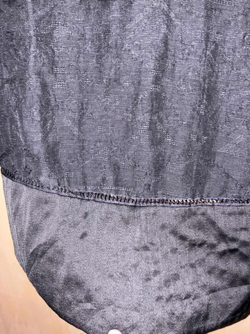 Black short-sleeve patterned blouse with satin hem (Category: Blouses) located in Placer. Submitted by talaalond61563 (Listing ID 1468725627, Image 3). Description: - Brand: I’m Mix 27 - Color: Black - Fit: Relaxed fit with a flattering scoop neckline - Design: Detailed woven pattern on the main body with solid satin-finish contrast on sleeves and bottom hem - Versatility: Easy to pair with both pants and skirts - Occasion: Perfect for work, casu