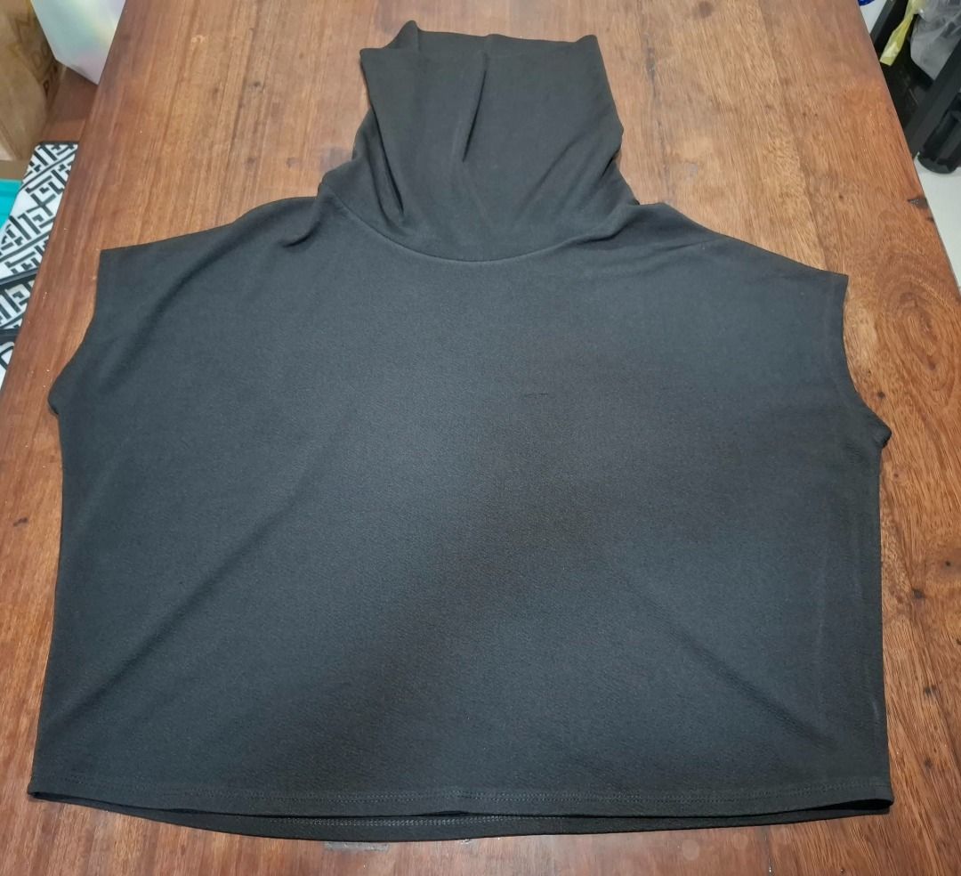 Black Sleeveless Turtleneck Top (Category: Sleeveless) located in Pasig City. Submitted by dripcounty (Listing ID 1468840215, Image 1). Description: Black Sleeveless Turtleneck Top ₱120 Size: Unconfirmed — please confirm in chat Condition: Preloved; please check actual photos Black sleeveless top with a high turtleneck. Brand unconfirmed. Actual item shown in photos. Delivery fee shouldered by buyer (Lalamove / other courier). Item price excludes