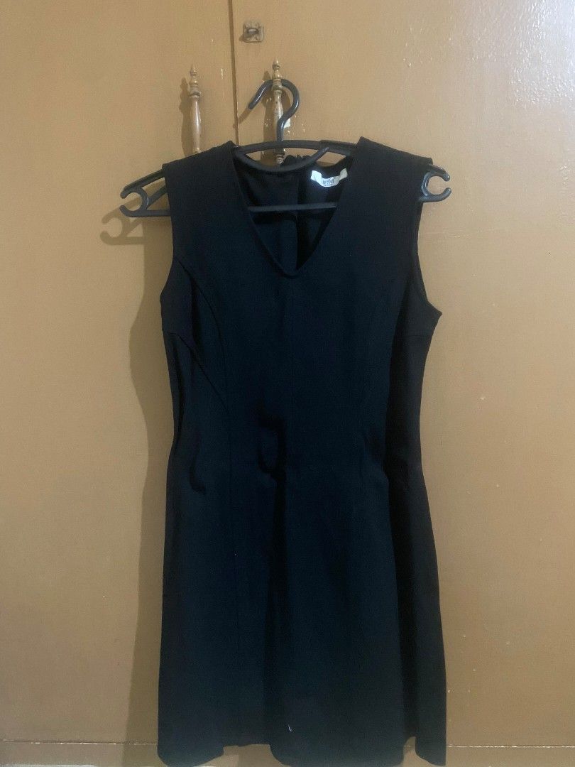 Black sleeveless V-neck dress (Category: Dresses) located in Muntinlupa City. Submitted by swiftowl.0cc8ab (Listing ID 1468854980, Image 1). Description: - Style: Simple and versatile black dress - Neckline: Deep V-neck - Fit: Tailored through the bodice with subtle panel detailing - Back: Clean, minimalist design - Occasion: Perfect for work, casual outings, or any everyday look - Condition: Excellent basic piece that matches everything in your 