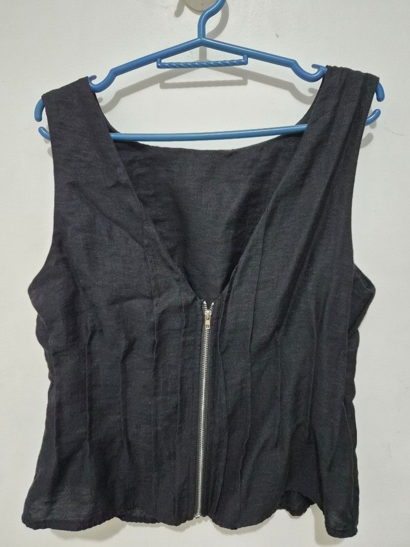 Black sleeveless zip front crop top (Category: Sleeveless) located in Mandaluyong City. Submitted by joyce1593 (Listing ID 1468819264, Image 2). Description: - Color: Black - Style: Sleeveless crop top with front zipper and slightly flared hem - Material: Textured fabric - Size: Fits Small to Medium - Condition: Worn a few times, still in great shape, clean and ready to wear - Pairing tip: Perfect with high-waisted jeans or skirts.