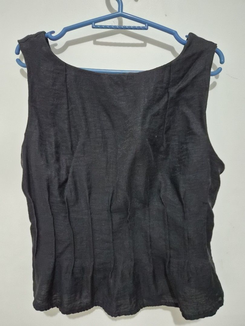 Black sleeveless zip front crop top (Category: Sleeveless) located in Mandaluyong City. Submitted by joyce1593 (Listing ID 1468819264, Image 1). Description: - Color: Black - Style: Sleeveless crop top with front zipper and slightly flared hem - Material: Textured fabric - Size: Fits Small to Medium - Condition: Worn a few times, still in great shape, clean and ready to wear - Pairing tip: Perfect with high-waisted jeans or skirts.