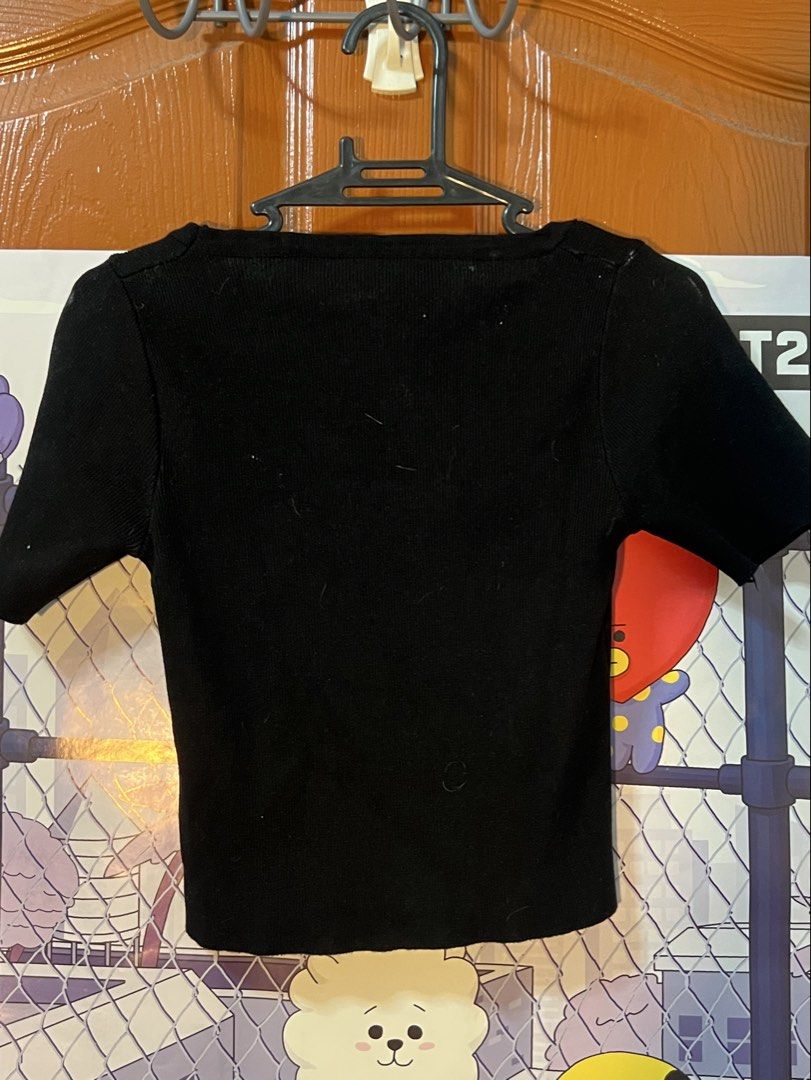 Black square neck ribbed short sleeve top (Category: Sleeveless) located in Marikina City. Submitted by yssacee (Listing ID 1468911284, Image 2). Description: - Fits XS-S womens -Color: Solid black - Material: Stretchy ribbed knit - Design: Wide square neckline, short sleeves, fitted cut - Styling: Pairs well with high-waisted jeans or skirts - Condition: Excellent quality - sooo comfy!! Rfs doed not fit me anymore - shipping from lower antipolo 