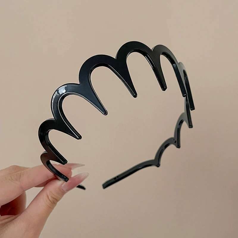 Black Waved Tooth Headband Hair Accessory (Category: Hair Accessories) located in Manila. Submitted by declutter1202 (Listing ID 1468832558, Image 1). Description: loc: binondo manila.