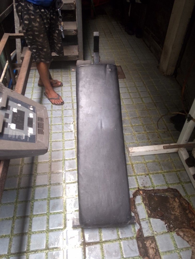Black Workout Bench Flat Exercise Bench (Category: Cardio & Fitness Machines) located in Paranaque City. Submitted by jannaelise24 (Listing ID 1468790136, Image 3). Description: - Heavy-duty metal frame construction for maximum stability - Flat top with durable black vinyl upholstery and cushioned foam leg rollers - Ideal for home gym workouts - Normal wear on padding from regular use, but fully functional - Sits steadily on tiled floors - Pickup