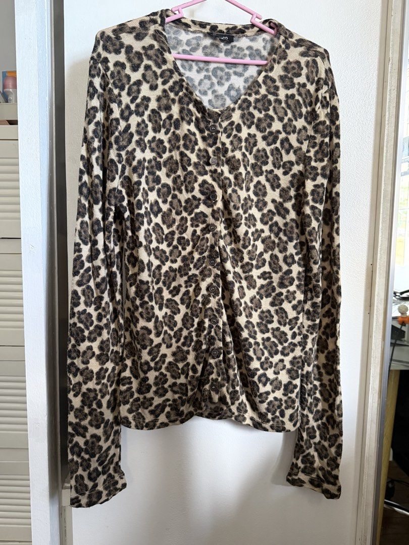 Blanco Leopard Print Cardigan (Category: Coats, Jackets and Outerwear) located in Pasig City. Submitted by xojem (Listing ID 1468816939, Image 1). Description: .