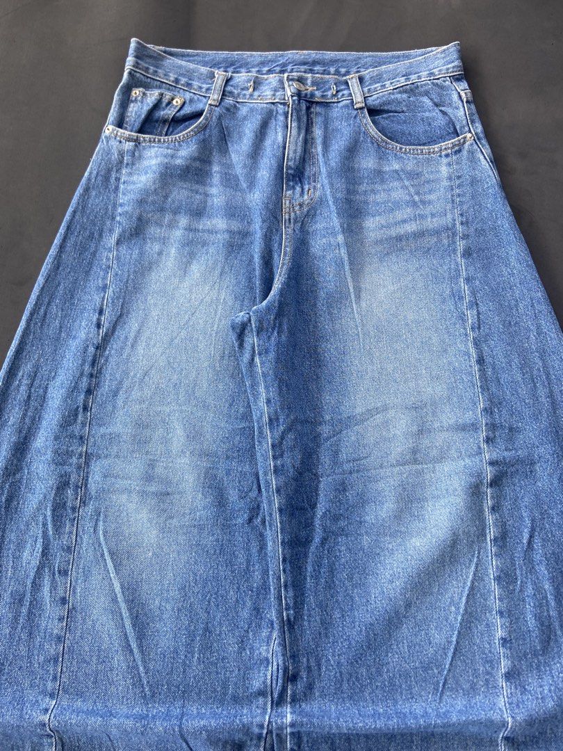 Blue barrel baggy pants (Category: Jeans) located in Davao. Submitted by krixianhandpicked (Listing ID 1468724361, Image 2). Description: (GU BARREL ALTERNATIVE ) uniqlo type tela Waistline 35 Thigh 15.3 Length 42 Leg hole 11.3 -Excellent Condition 10/10, no hidden flaws - missing lace sa waistline, pwede mo lagyan (optional) .