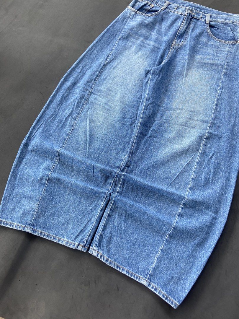 Blue barrel baggy pants (Category: Jeans) located in Davao. Submitted by krixianhandpicked (Listing ID 1468724361, Image 3). Description: (GU BARREL ALTERNATIVE ) uniqlo type tela Waistline 35 Thigh 15.3 Length 42 Leg hole 11.3 -Excellent Condition 10/10, no hidden flaws - missing lace sa waistline, pwede mo lagyan (optional) .