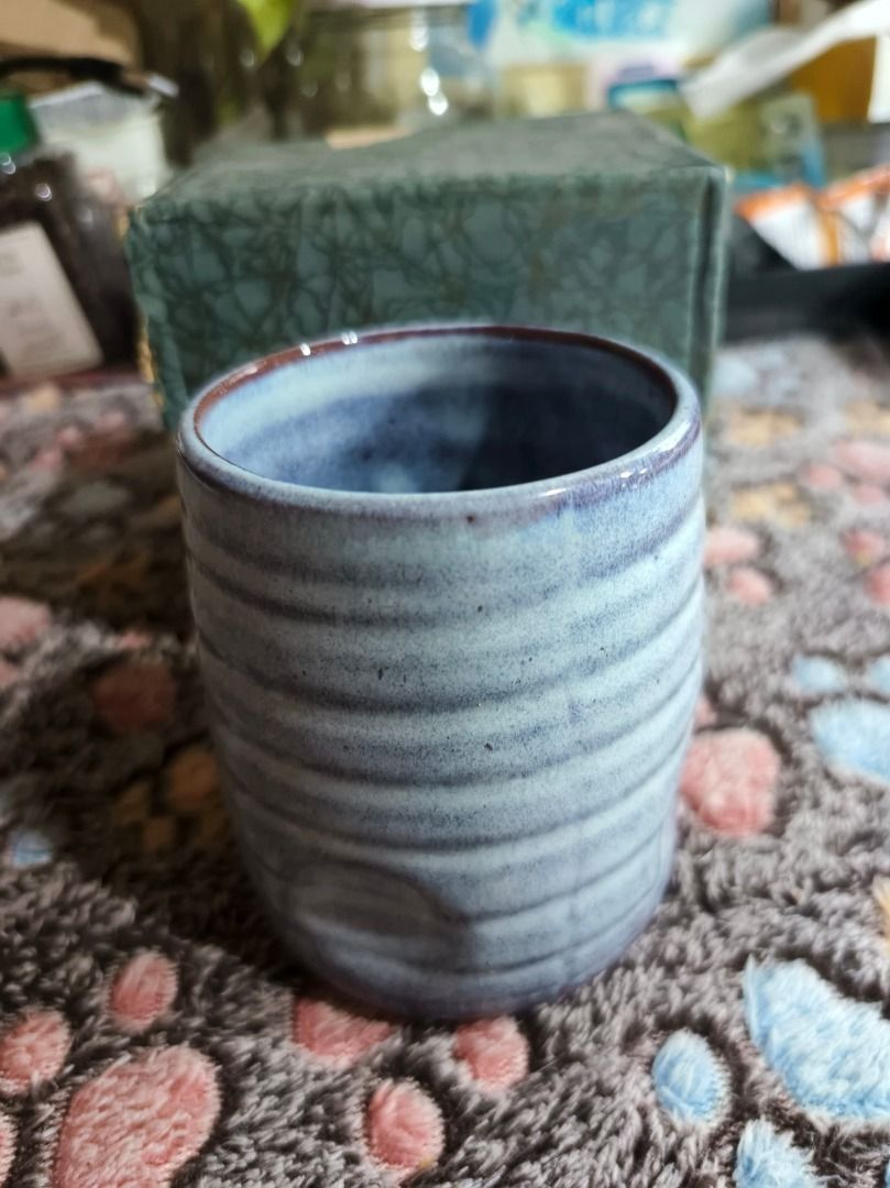 Blue ceramic textured tea cup with box (Category: Coffee & Tea Tableware) located in San Leonardo. Submitted by burgossanleonardo.12345 (Listing ID 1468757477, Image 2). Description: - Material: Heavyweight pottery / glazed ceramic - Design: Blue exterior with horizontal ribbed ridges and brownish rim detailing - Interior: Deep blue finish - Perfect for: Hot or iced coffee, tea, and everyday use - Packaging: Includes a matching green textured sto