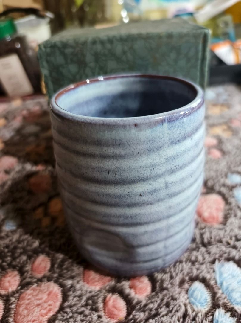 Blue ceramic textured tea cup with box (Category: Coffee & Tea Tableware) located in San Leonardo. Submitted by burgossanleonardo.12345 (Listing ID 1468757477, Image 1). Description: - Material: Heavyweight pottery / glazed ceramic - Design: Blue exterior with horizontal ribbed ridges and brownish rim detailing - Interior: Deep blue finish - Perfect for: Hot or iced coffee, tea, and everyday use - Packaging: Includes a matching green textured sto