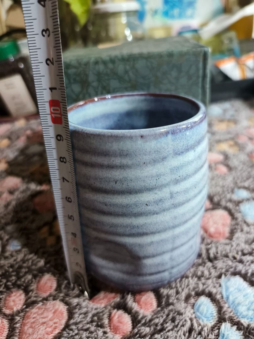 Blue ceramic textured tea cup with box (Category: Coffee & Tea Tableware) located in San Leonardo. Submitted by burgossanleonardo.12345 (Listing ID 1468757477, Image 3). Description: - Material: Heavyweight pottery / glazed ceramic - Design: Blue exterior with horizontal ribbed ridges and brownish rim detailing - Interior: Deep blue finish - Perfect for: Hot or iced coffee, tea, and everyday use - Packaging: Includes a matching green textured sto
