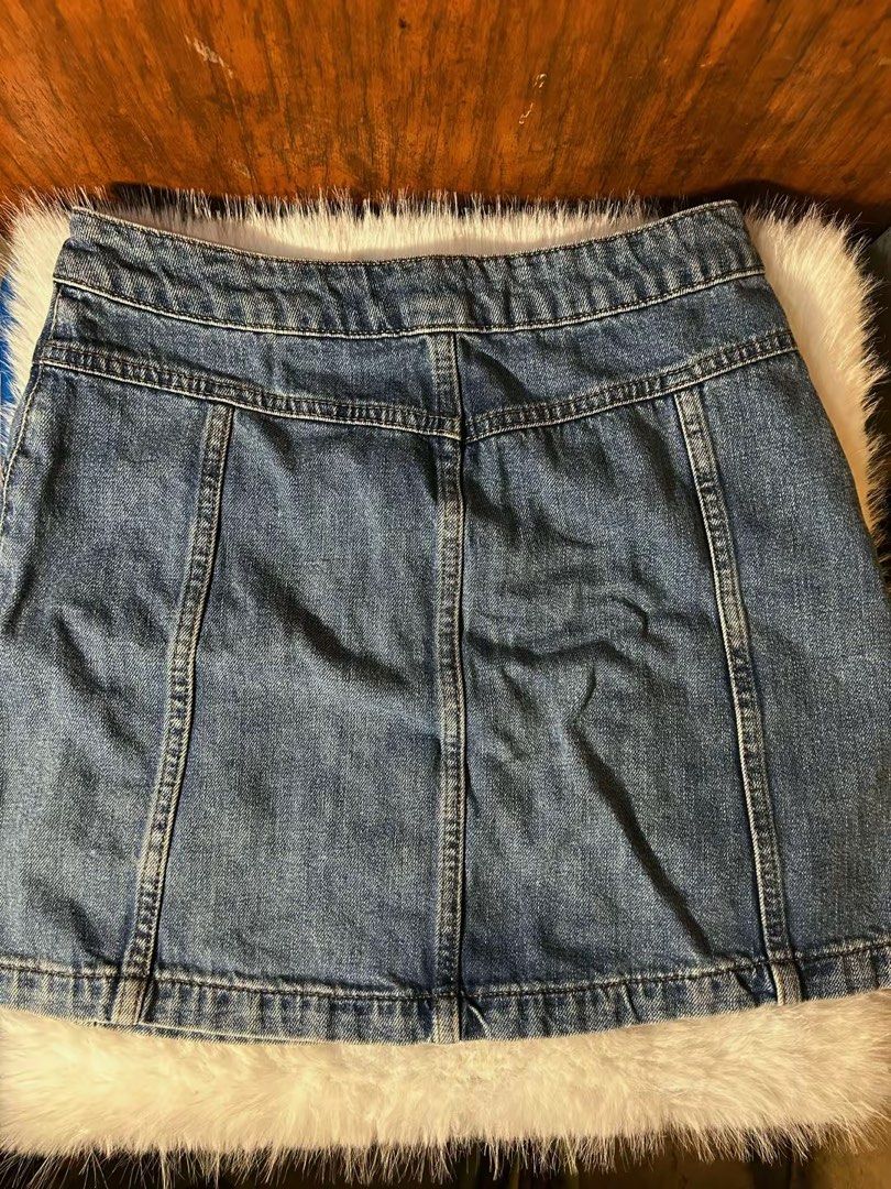 Blue Denim Button-Front Mini Skirt (Category: Skirts) located in Manila. Submitted by irishugalino13 (Listing ID 1468748219, Image 3). Description: - Style: Casual blue denim mini skirt - Closure: Front button-up with belt loops - Design: Paneled vertical stitching with contrast topstitching - Fabric: Mid-wash denim - Fit: Straight hem ending above the knee - Versatility: Easy to pair with t-shirts, tops, and sweaters for everyday wear Size: 30 f