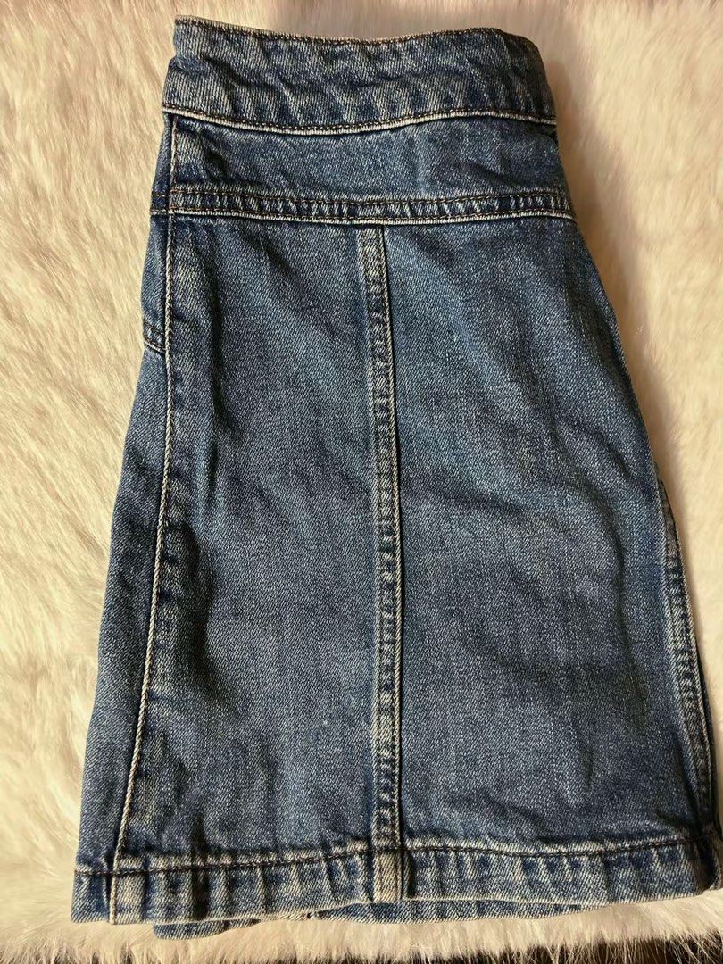 Blue Denim Button-Front Mini Skirt (Category: Skirts) located in Manila. Submitted by irishugalino13 (Listing ID 1468748219, Image 2). Description: - Style: Casual blue denim mini skirt - Closure: Front button-up with belt loops - Design: Paneled vertical stitching with contrast topstitching - Fabric: Mid-wash denim - Fit: Straight hem ending above the knee - Versatility: Easy to pair with t-shirts, tops, and sweaters for everyday wear Size: 30 f
