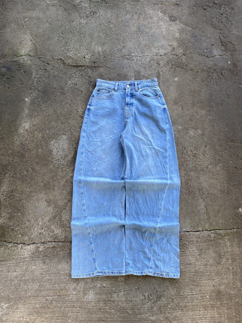 Blue Pants (Category: Jeans) located in Malaybalay. Submitted by hawoold (Listing ID 1468879981, Image 1). Description: RANDOM dimension : waist - 27-28 thigh - 12 length - 41.5 hem - 10 details : issue - none condition - 9/10.