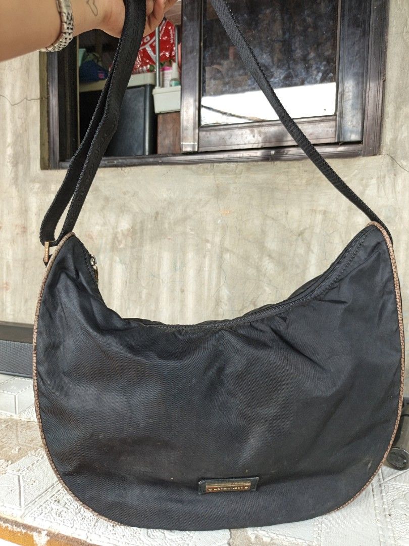 Bornonese large sling bag (Category: Cross-body Bags) located in Quezon, Isabela. Submitted by ukay-ukaybylyn (Listing ID 1468724198, Image 2). Description: need wash maalikabok ang pinaka issue neto sa 2 last picture tarnish sa hardware.