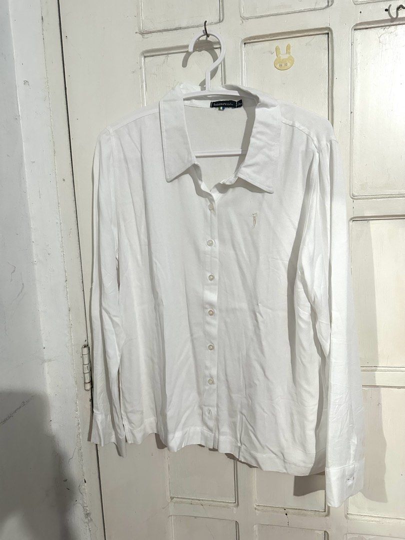 Bossini Ladies White Long Sleeve Button-Down Shirt (Category: Longsleeves) located in Naga. Submitted by leelovella64554 (Listing ID 1468778627, Image 1). Description: - Brand: Bossini - Color: Solid White - Style: Classic button-down with collar and long sleeves - Fabric: Lightweight and comfortable woven material - Versatile: Great for office wear, daily outfits, or smart-casual looks - Easy to pair: Looks great with trousers, jeans, or skirts 