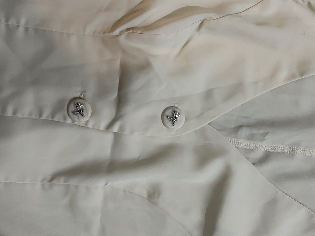 Branché Cream Vest (Category: Sleeveless) located in Quezon City. Submitted by juliacassandr4a (Listing ID 1468824387, Image 3). Description: Branché Cream vest - Size SMALL on tag - V-neck - Buttons with silver rose design .