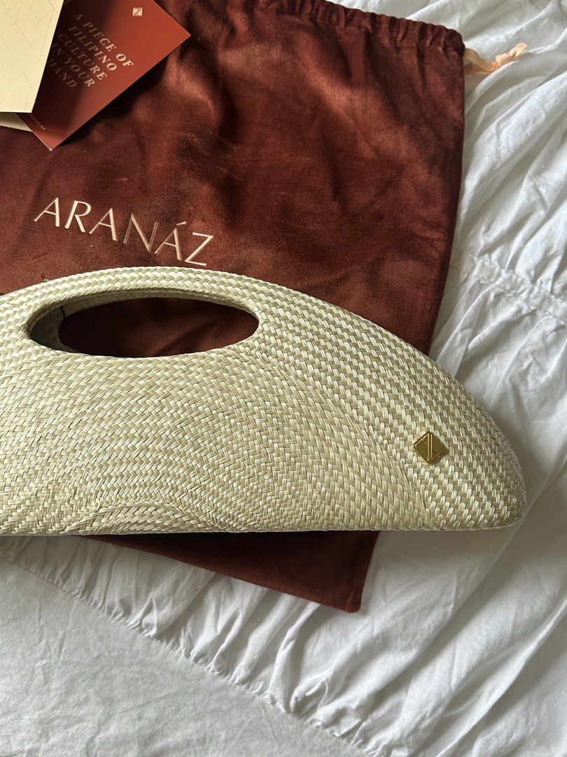 BRAND NEW Aranaz Amor 2 Mini - Seashell (Category: Clutches) located in Quezon City. Submitted by cstuff_forsale (Listing ID 1468748477, Image 2). Description: Brand new with tags, never used! Inclusions: dust bag, bag tags, care card Last price posted ❤️ + 200 for paper bag (limited stocks only).