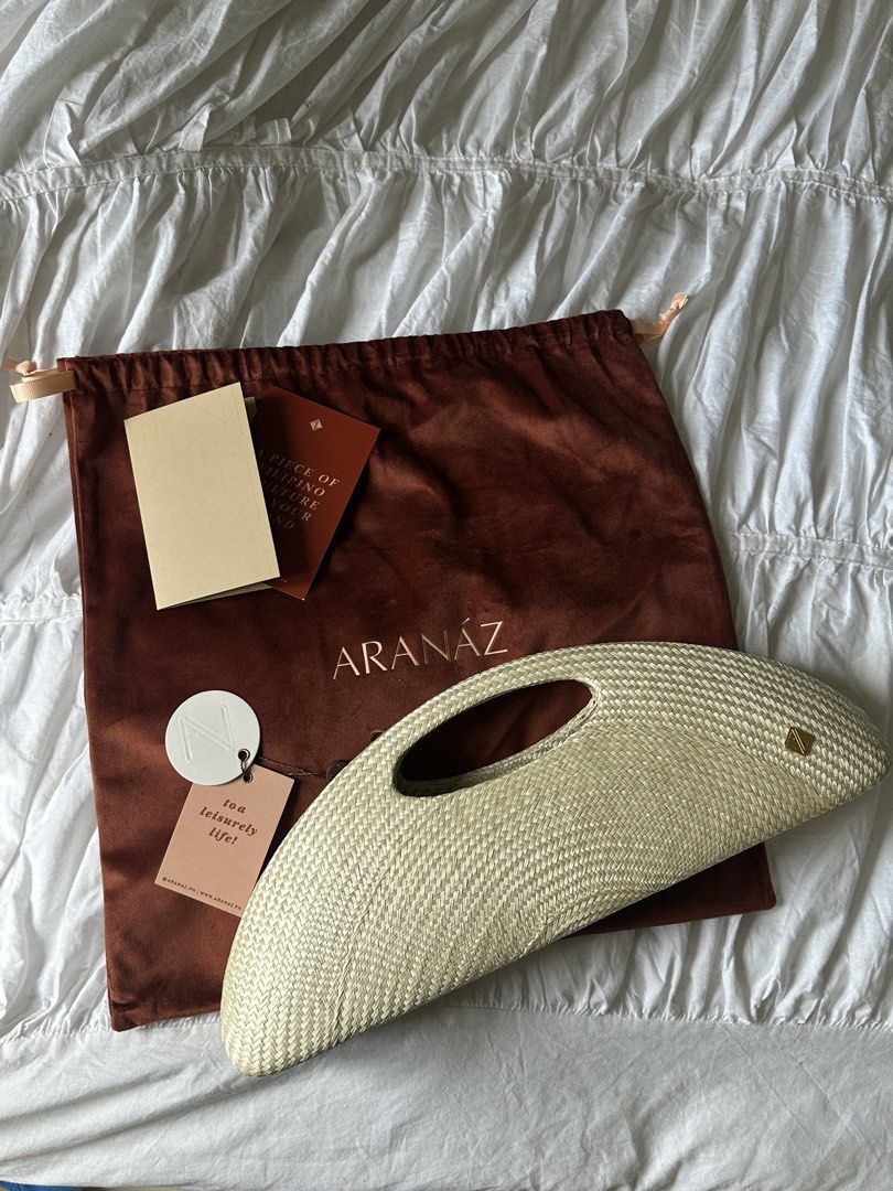 BRAND NEW Aranaz Amor 2 Mini - Seashell (Category: Clutches) located in Quezon City. Submitted by cstuff_forsale (Listing ID 1468748477, Image 1). Description: Brand new with tags, never used! Inclusions: dust bag, bag tags, care card Last price posted ❤️ + 200 for paper bag (limited stocks only).