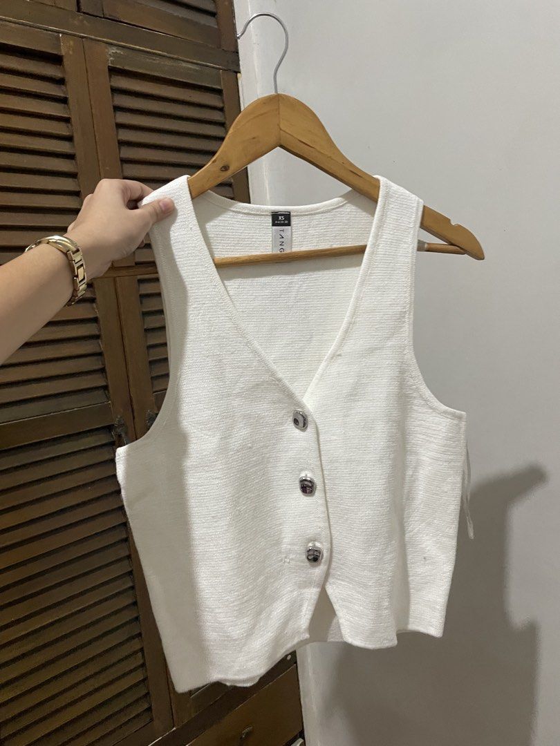BRANDED VEST TOP (Category: Sleeveless) located in Manila. Submitted by jennysantos_ (Listing ID 1468789306, Image 1). Description: .
