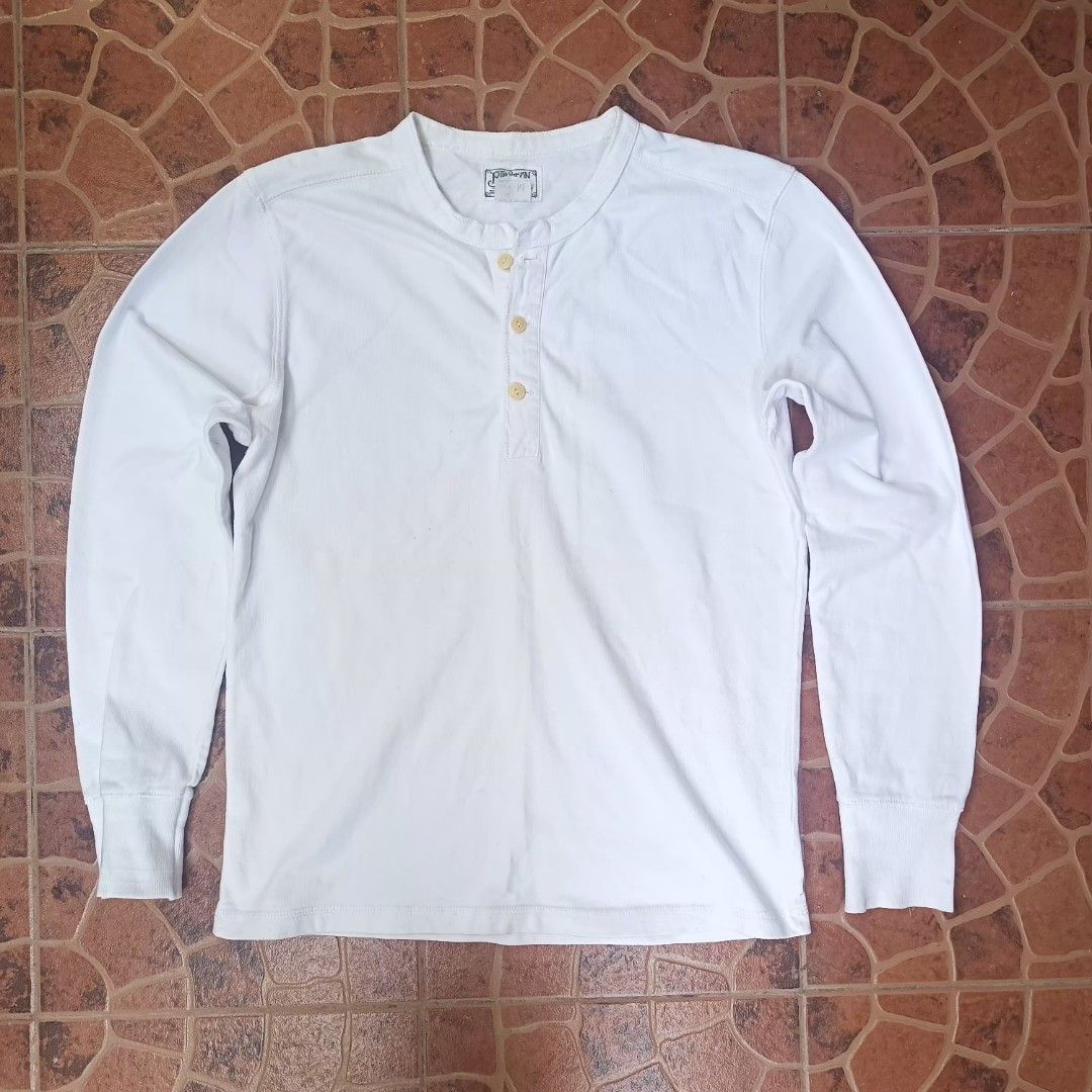 Bronson Henley Long Sleeve (Category: Tshirts & Polo Shirts ) located in Caloocan City. Submitted by jamesmiguelgggg (Listing ID 1468605886, Image 1). Description: Bronson Henley Long Sleeve Medium on tag Dimensions: Width: 19 inches Length: 25 inches Issue/s: small stains sa harap at likod (halata lang kapag tinitigan) idk if washable pa eh. see 6th&7th pic Condition: Excellent (sobrang kapal) Mine: ₱1000 + shipping fee GCash Payment only (PAYME