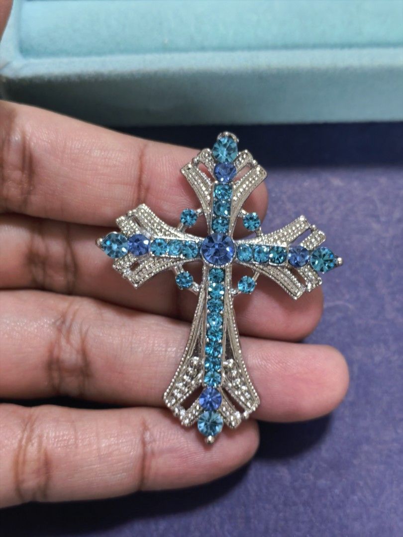 Brooch Pin Blue Cross (Category: Brooches) located in Taguig. Submitted by jeannescarlet (Listing ID 1468872299, Image 1). Description: 💎Brand New 💎Alloy Material.