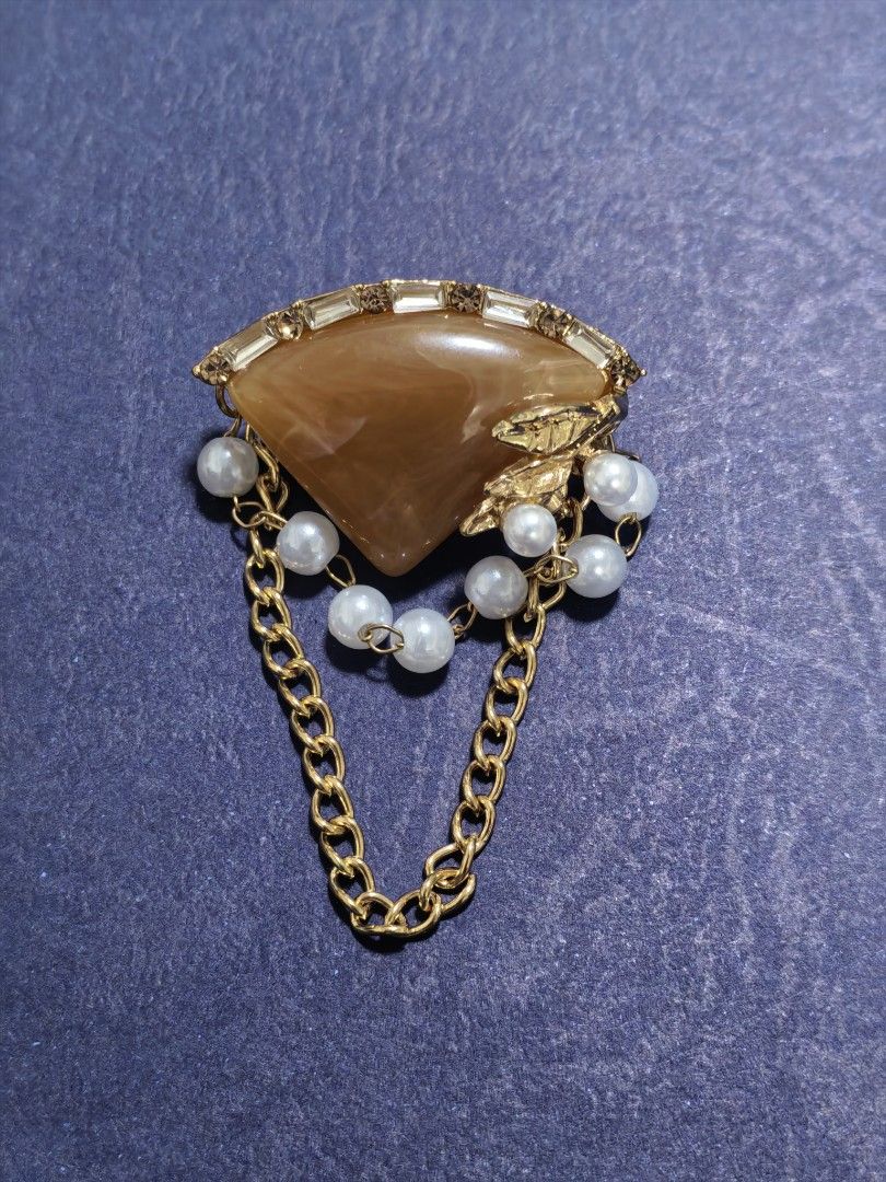Brooch Pin Crest (Category: Brooches) located in Taguig. Submitted by jeannescarlet (Listing ID 1468886345, Image 1). Description: 💎Brand New 💎Alloy Material.