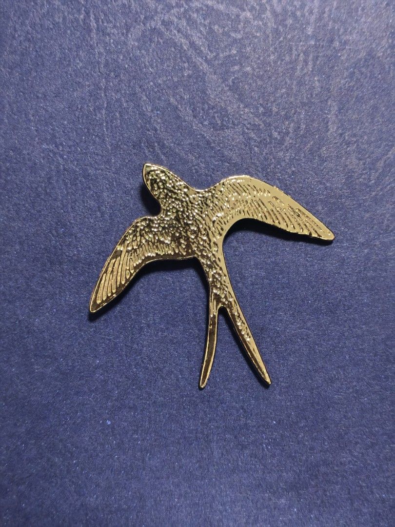 Brooch Pin Golden Bird (Category: Brooches) located in Taguig. Submitted by jeannescarlet (Listing ID 1468860606, Image 1). Description: 💎Brand New 💎Alloy Material.