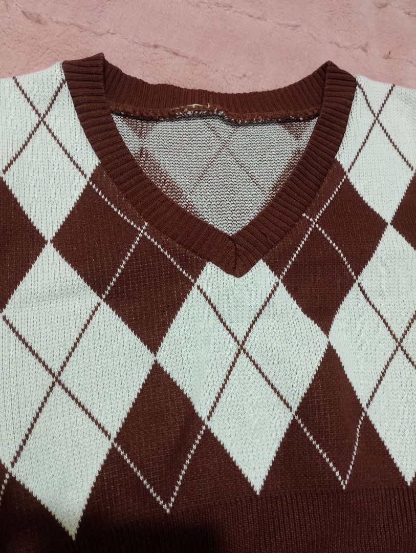 Brown argyle knit sweater vest (Category: Others Tops) located in Quezon City. Submitted by ivriory.wolfie (Listing ID 1468826885, Image 2). Description: Brown argyle pattern V-neck style with ribbed collar, armholes, and hem Soft and comfortable fabric Great for layering over shirts or wearing solo Covers half torso Location: Quezon City Landmark: Fishermall BUYER will shoulder shipping fee. .