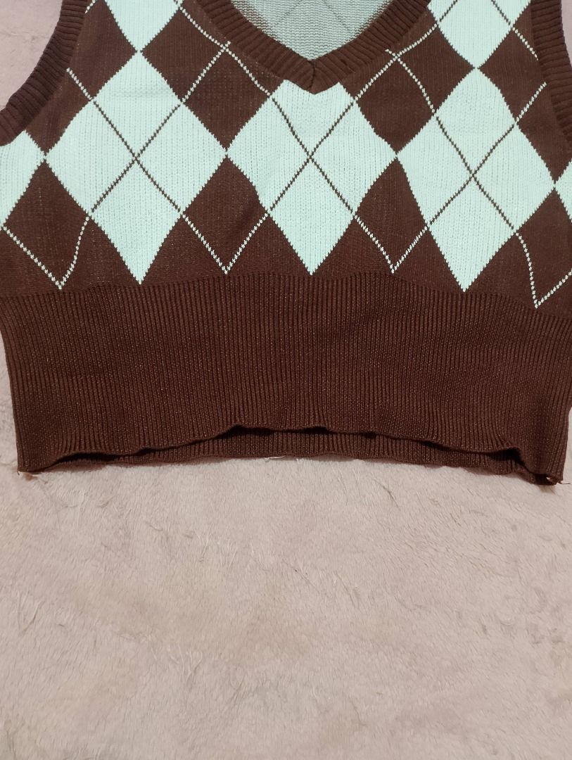 Brown argyle knit sweater vest (Category: Others Tops) located in Quezon City. Submitted by ivriory.wolfie (Listing ID 1468826885, Image 3). Description: Brown argyle pattern V-neck style with ribbed collar, armholes, and hem Soft and comfortable fabric Great for layering over shirts or wearing solo Covers half torso Location: Quezon City Landmark: Fishermall BUYER will shoulder shipping fee. .