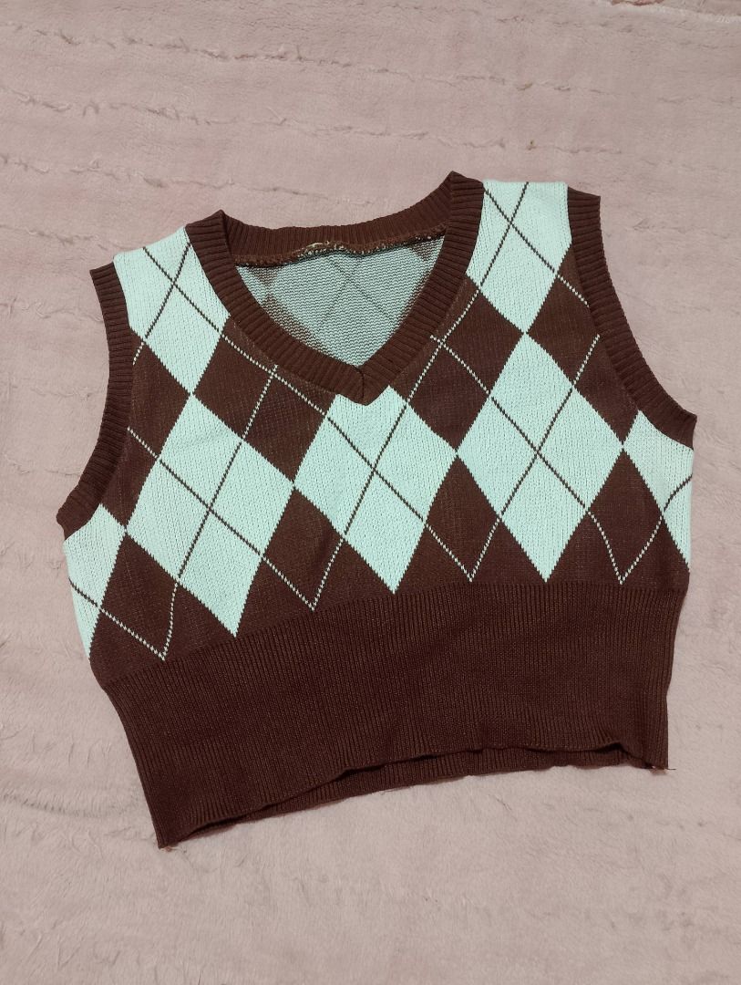 Brown argyle knit sweater vest (Category: Others Tops) located in Quezon City. Submitted by ivriory.wolfie (Listing ID 1468826885, Image 1). Description: Brown argyle pattern V-neck style with ribbed collar, armholes, and hem Soft and comfortable fabric Great for layering over shirts or wearing solo Covers half torso Location: Quezon City Landmark: Fishermall BUYER will shoulder shipping fee. .