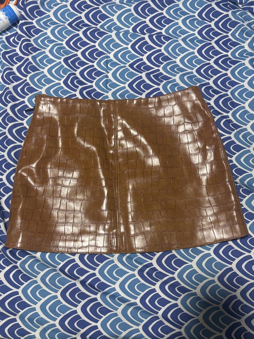 Brown Leather Skirt H&M (Category: Skirts) located in Paranaque City. Submitted by lvjzmn_ (Listing ID 1468789065, Image 1). Description: used once! lalamove, jnt meet up taft near la salle.